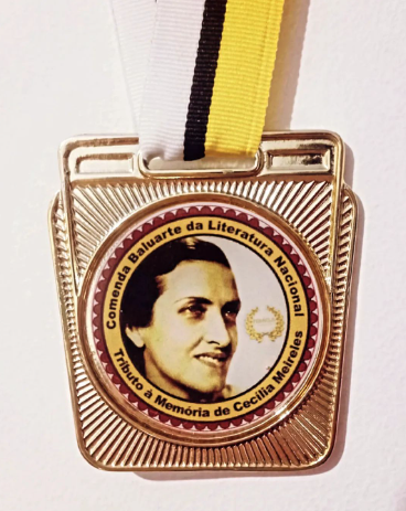 Imagem da Comenda (Medalha dourada com a imagem da escritora Cecília Meireles
